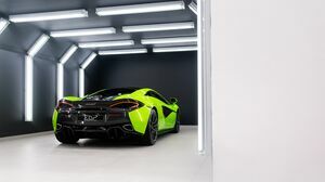 570S Mantis Green