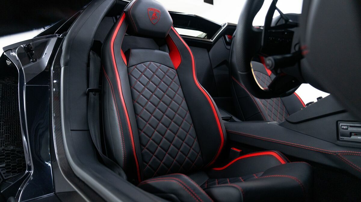 Aventador S Roadster Nero Pegaso