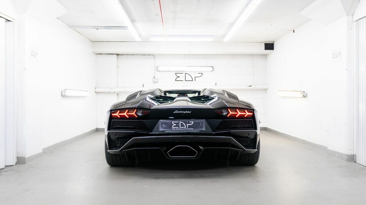 Aventador S Roadster Nero Pegaso
