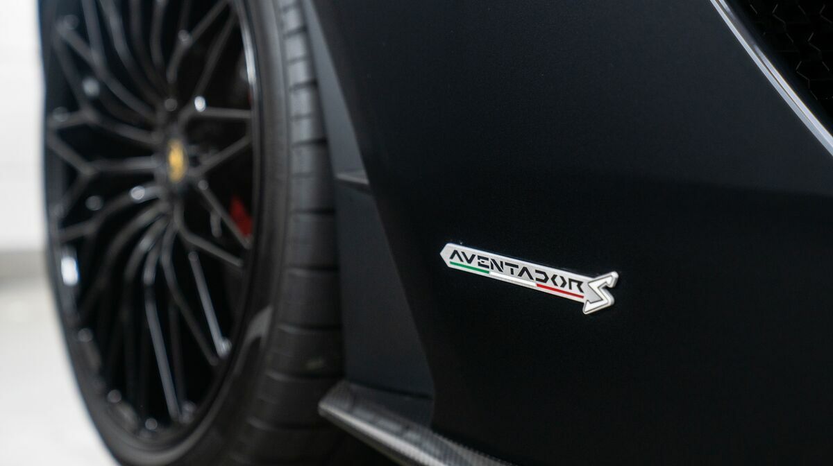 Aventador S Roadster Nero Pegaso