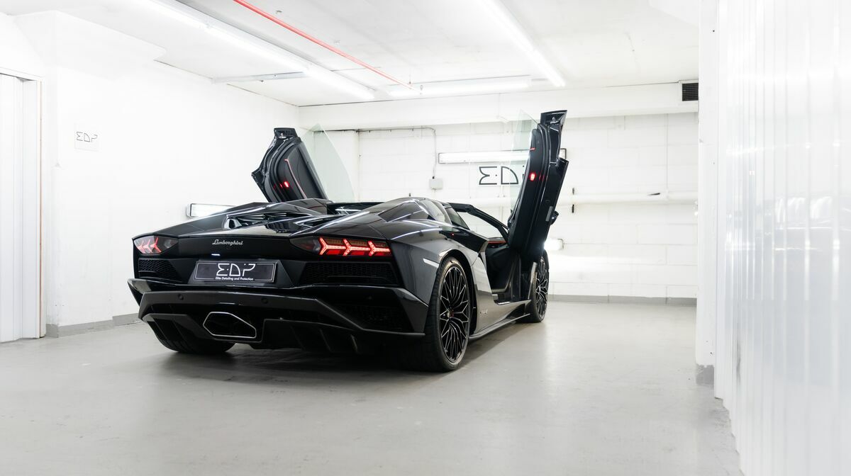 Aventador S Roadster Nero Pegaso
