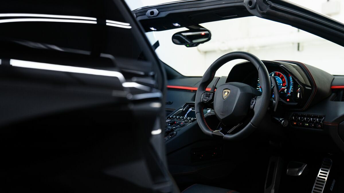 Aventador S Roadster Nero Pegaso