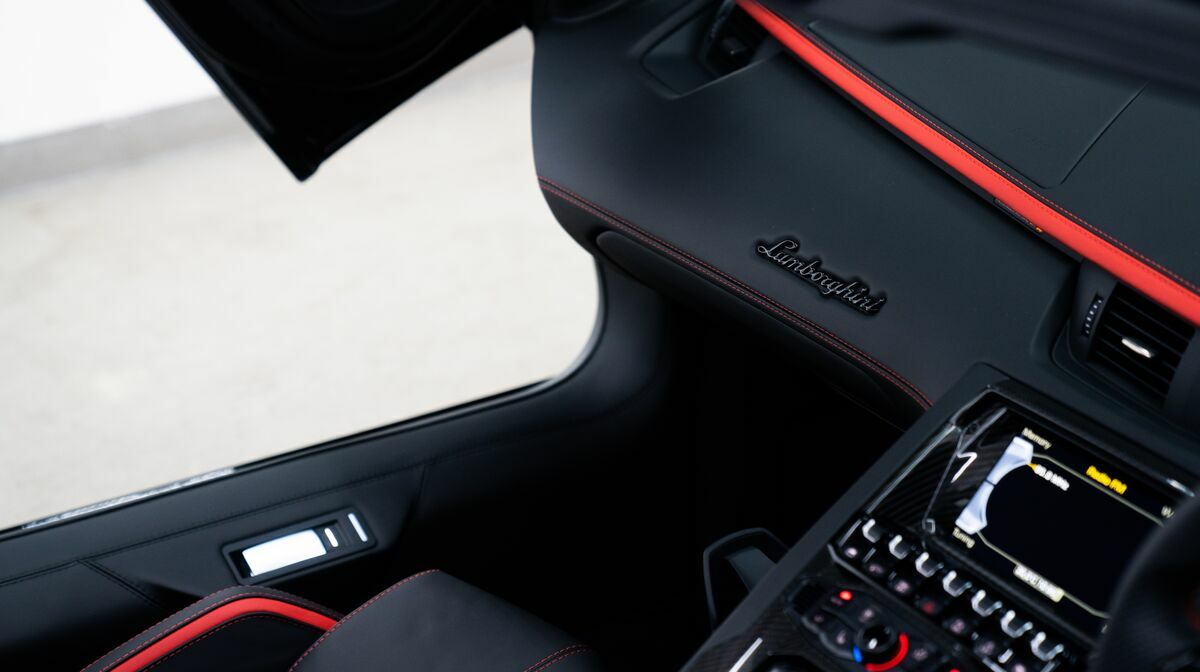 Aventador S Roadster Nero Pegaso