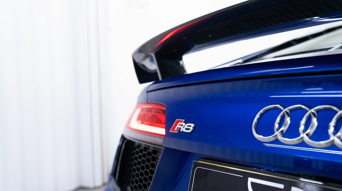 R8 V10+ Mica Racing Blue