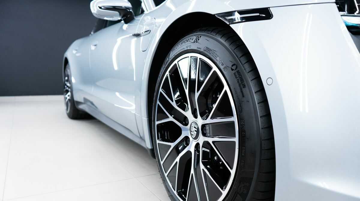 Taycan 4S Silver Dolomite Silver
