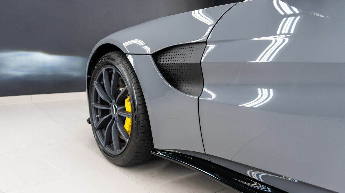 V8 Vantage Roadster China Grey